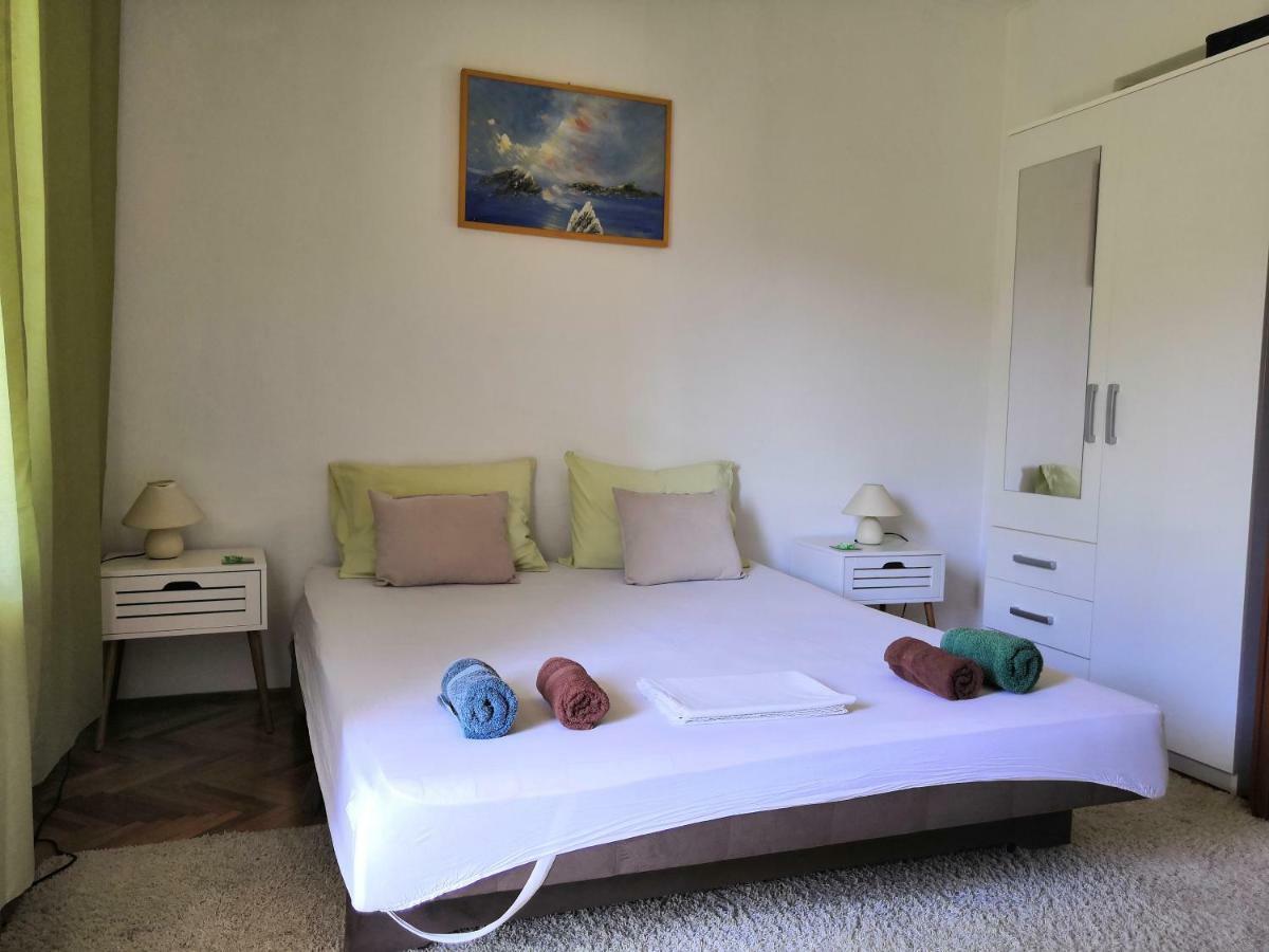 Apartment Srhoj *